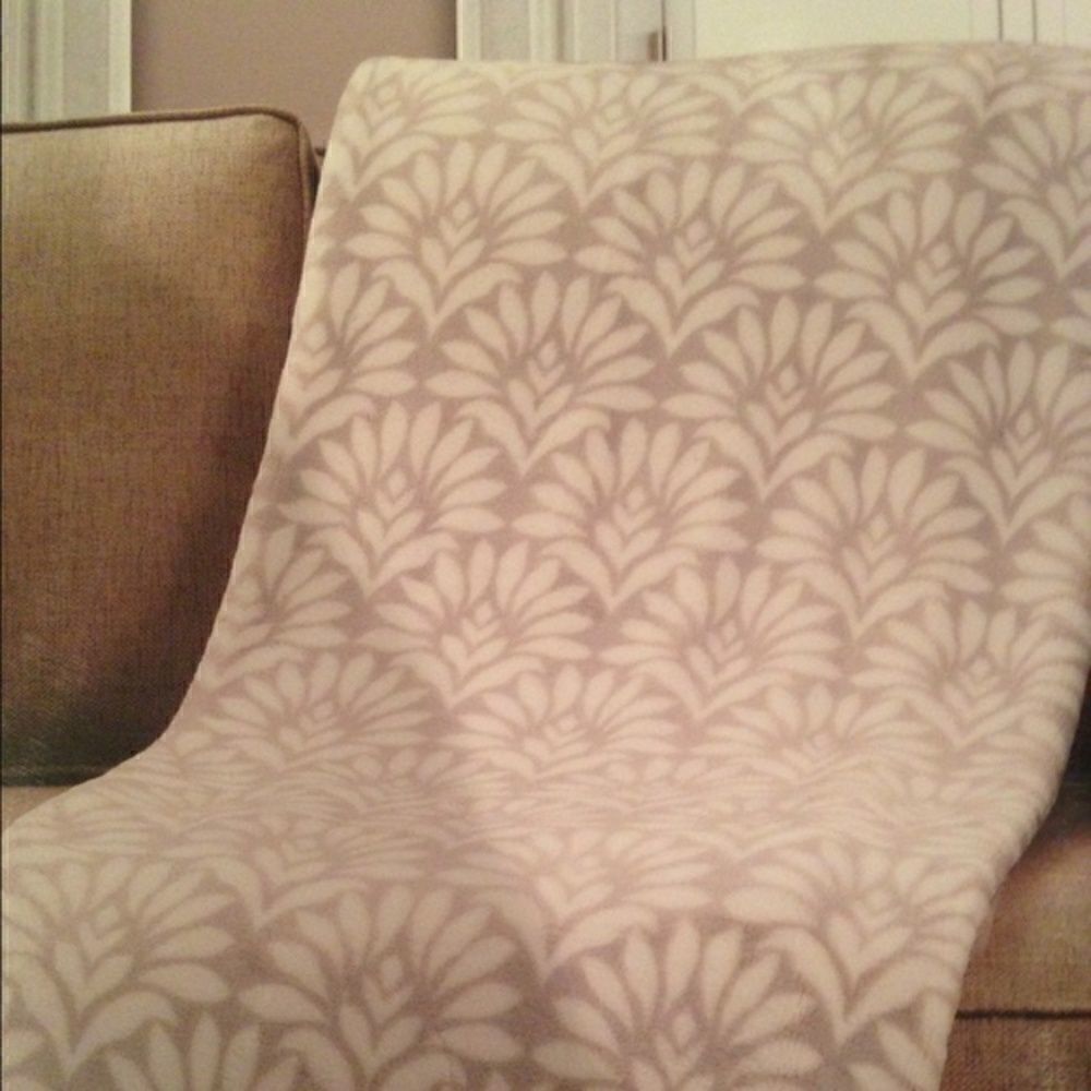 Velvet plush decorator throw soooooo soft